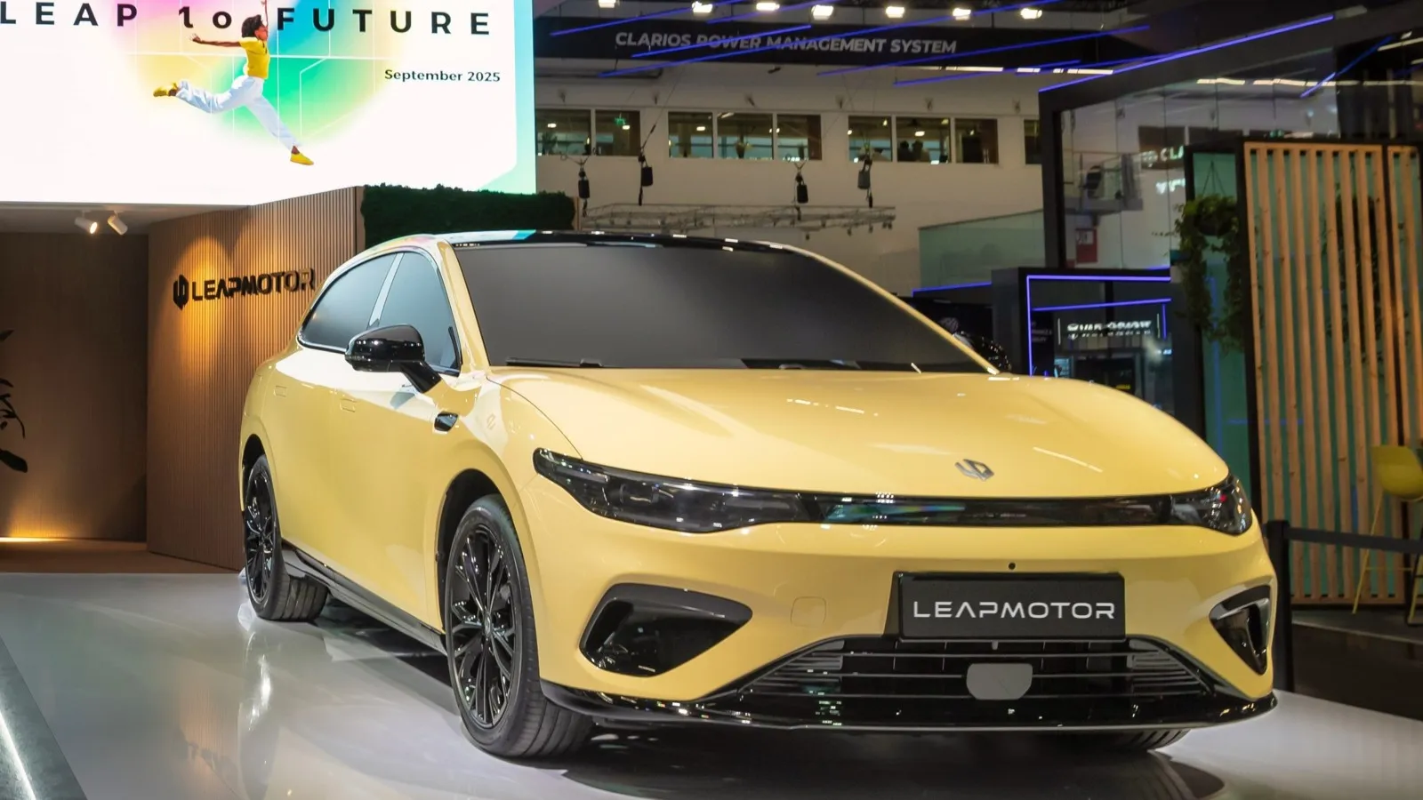 Auf der IAA zeigt Leapmotor den B05 mit verdunkelten Scheiben.