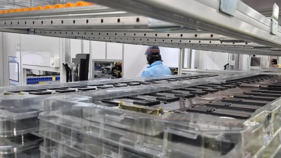 Obwohl die Produktion von Batteriezellen in Deutschland 2025 deutlich gestiegen ist, bleibt der Industriezweig im Vergleich zur asiatischen Konkurrenz klein.