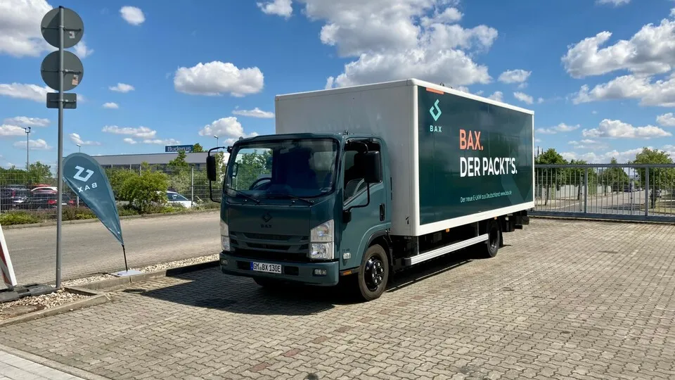 Fahrerhaus und Fahrgestell von Isuzu, Antriebstechnik von BPW: fertig ist der Elektro-Lkw Bax 7.5.