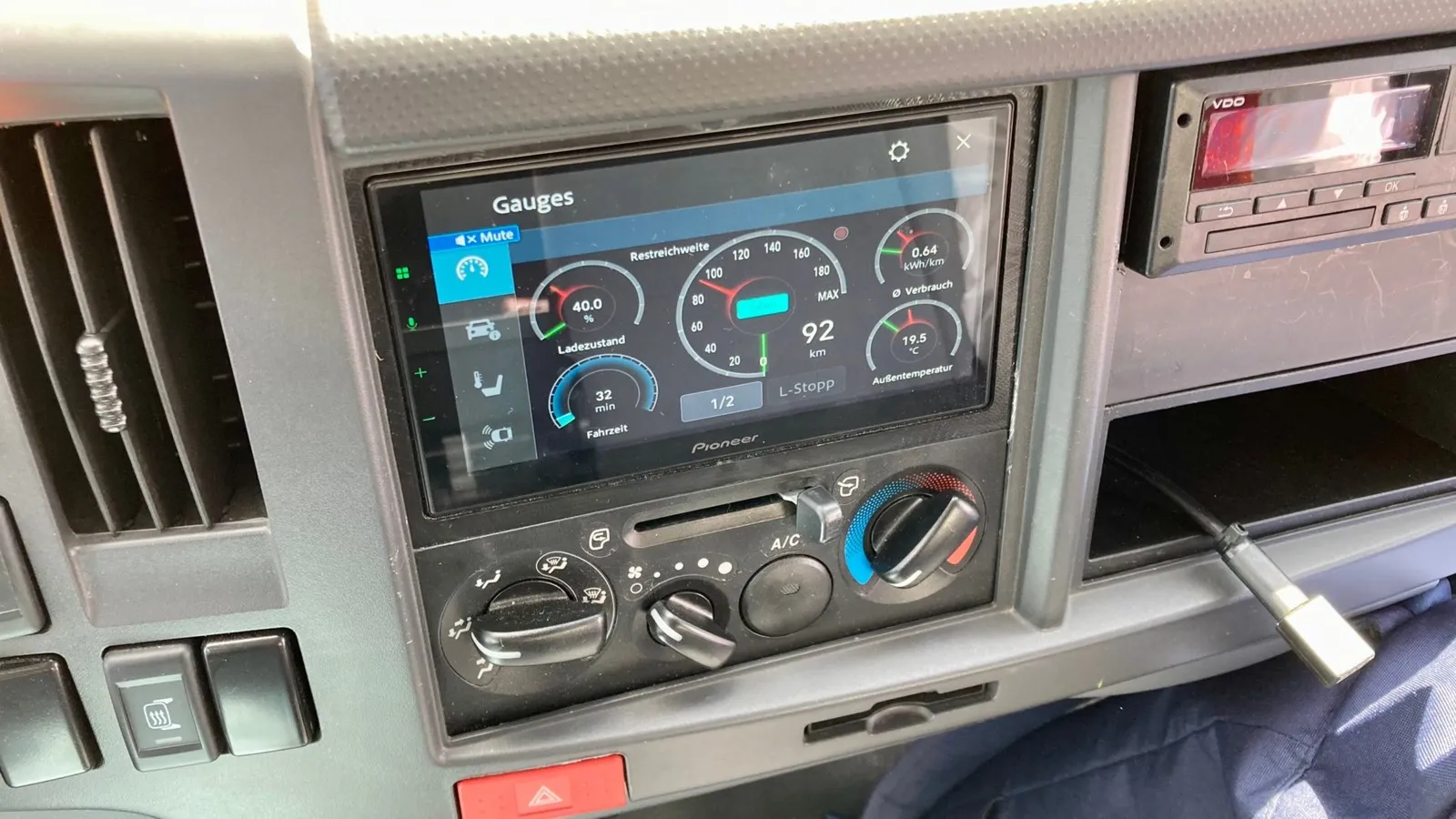 Der Monitor im Bax-Cockpit zeigt auch antriebsspezifische Informationen an.