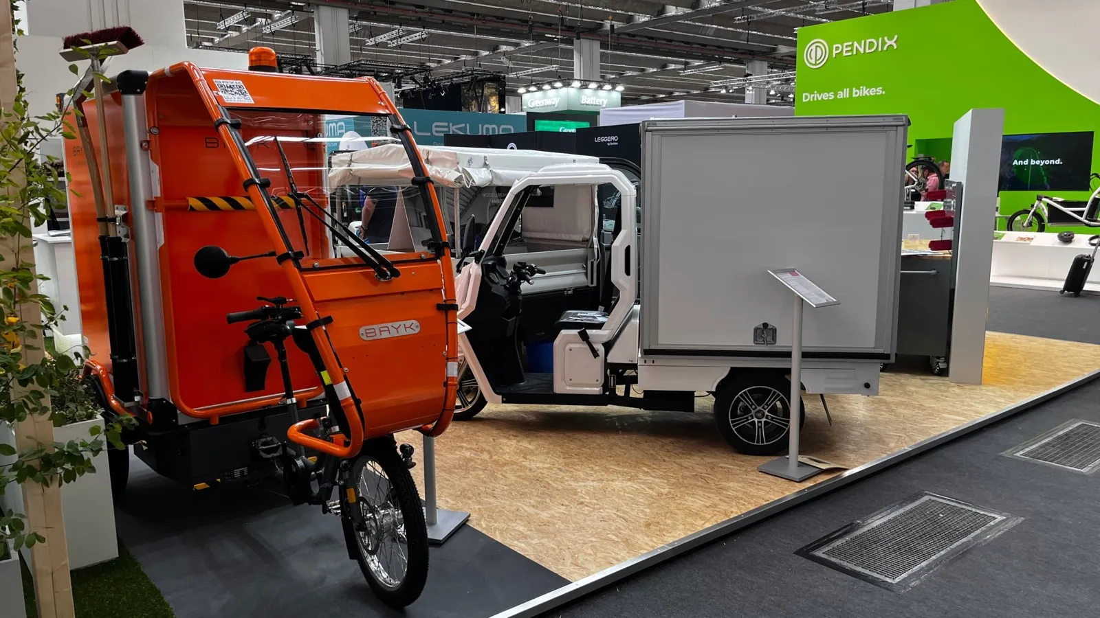 Elektrifizierte Kleintransporter mit begrenzter Geschwindigkeit.