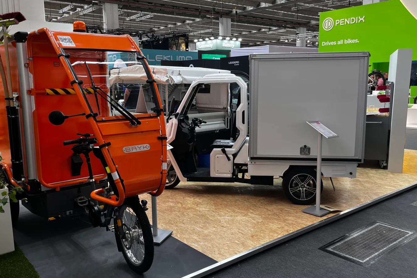 Elektrifizierte Kleintransporter mit begrenzter Geschwindigkeit.