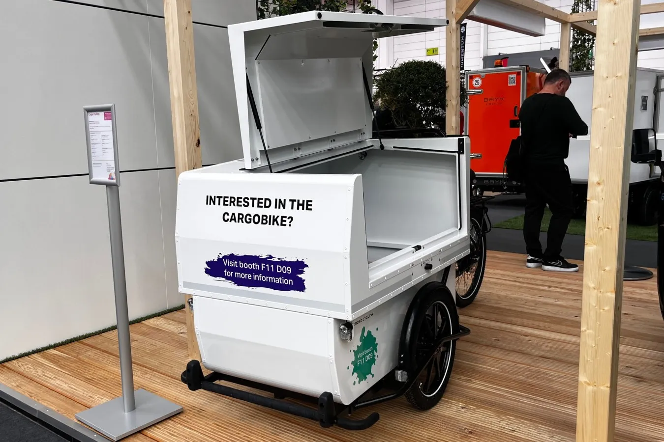 Ein Lastenrad für z.B. den Transport von Farbe.