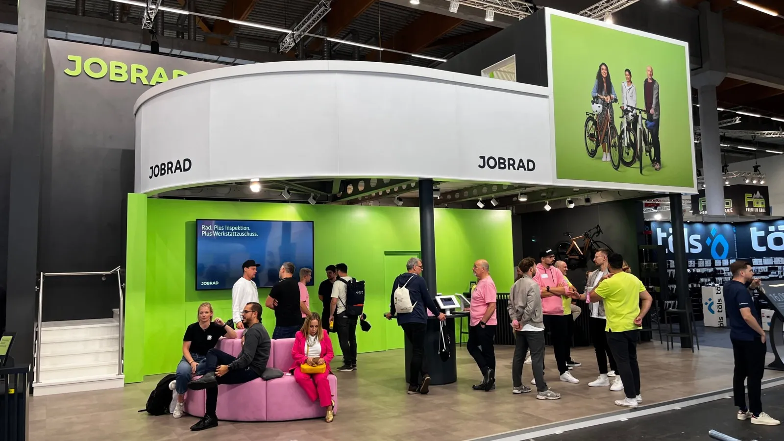 Bei Fahrrädern boomt das Leasinggeschäft  und so präsentierte sich der Spezialist für Dienstrad-Leasing Jobrad besonders auffällig auf der Eurobike 2024.