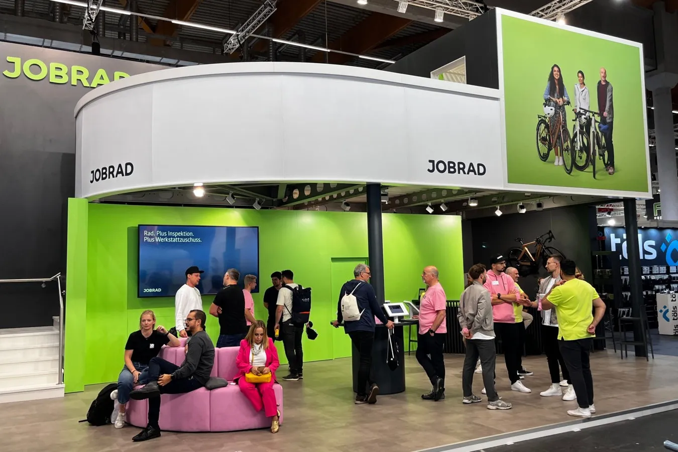 Bei Fahrrädern boomt das Leasinggeschäft  und so präsentierte sich der Spezialist für Dienstrad-Leasing Jobrad besonders auffällig auf der Eurobike 2024.