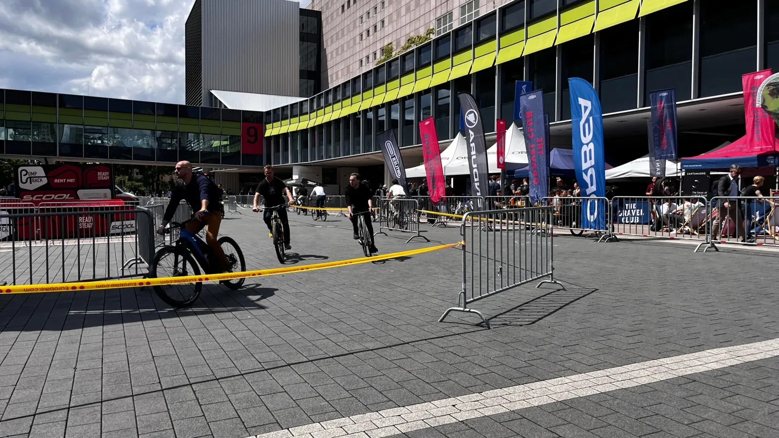 Besucherinnen und Besucher der Eurobike konnten Fahrräder aller Art auf einer Teststrecke vor Ort ausprobieren.