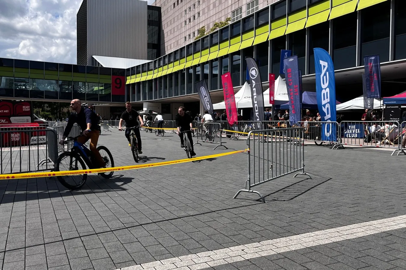 Besucherinnen und Besucher der Eurobike konnten Fahrräder aller Art auf einer Teststrecke vor Ort ausprobieren.