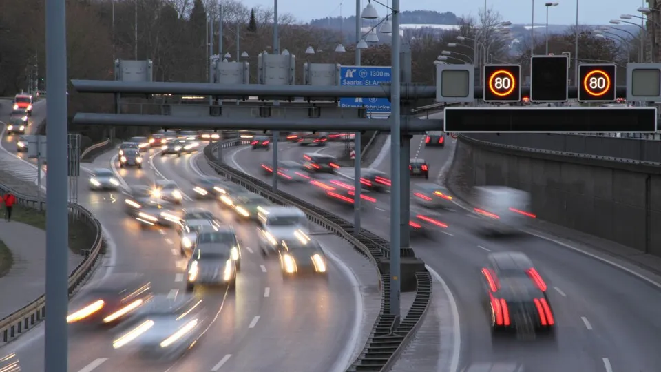 Rasen, schleichen und stehen:  Die Durchschnittsgeschwindigkeit auf Autobahnen in NRW sinkt.