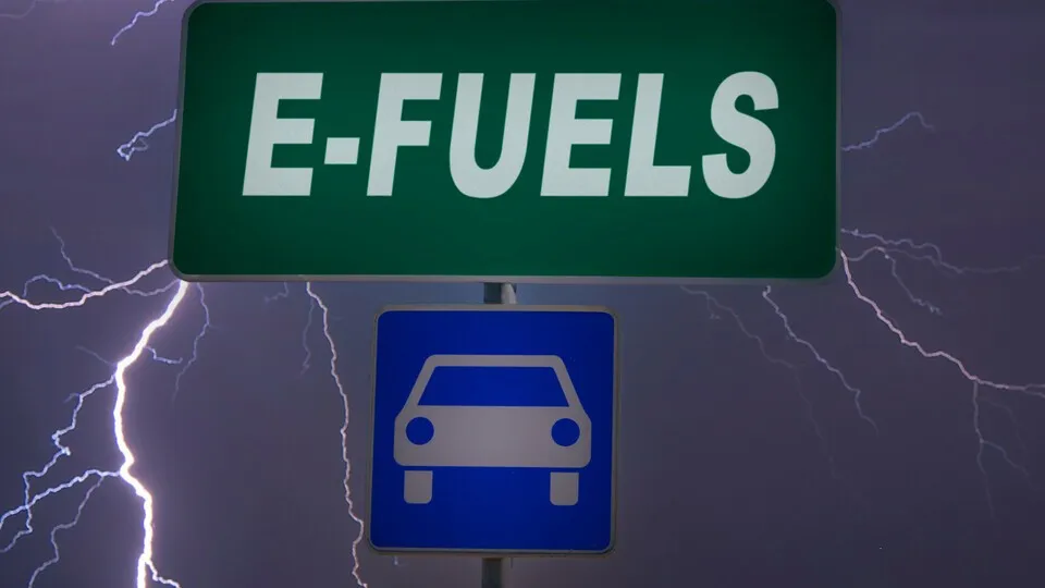 Die Diskussion um E-Fuels wurde neu entfacht. Ineffizient, umweltschädlich seien sie und der Elektromobilität weit unterlegen.