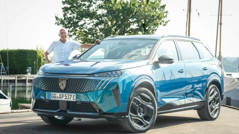 Den Peugeot 5008 gibt es nun als Teil- und Vollzeitstromer.