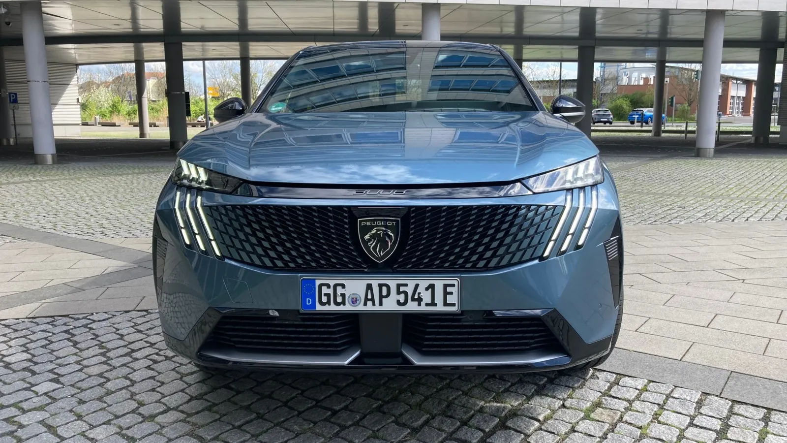 Markantes Markengesicht: Peugeots neuer Vorzeigestromer E-3008.