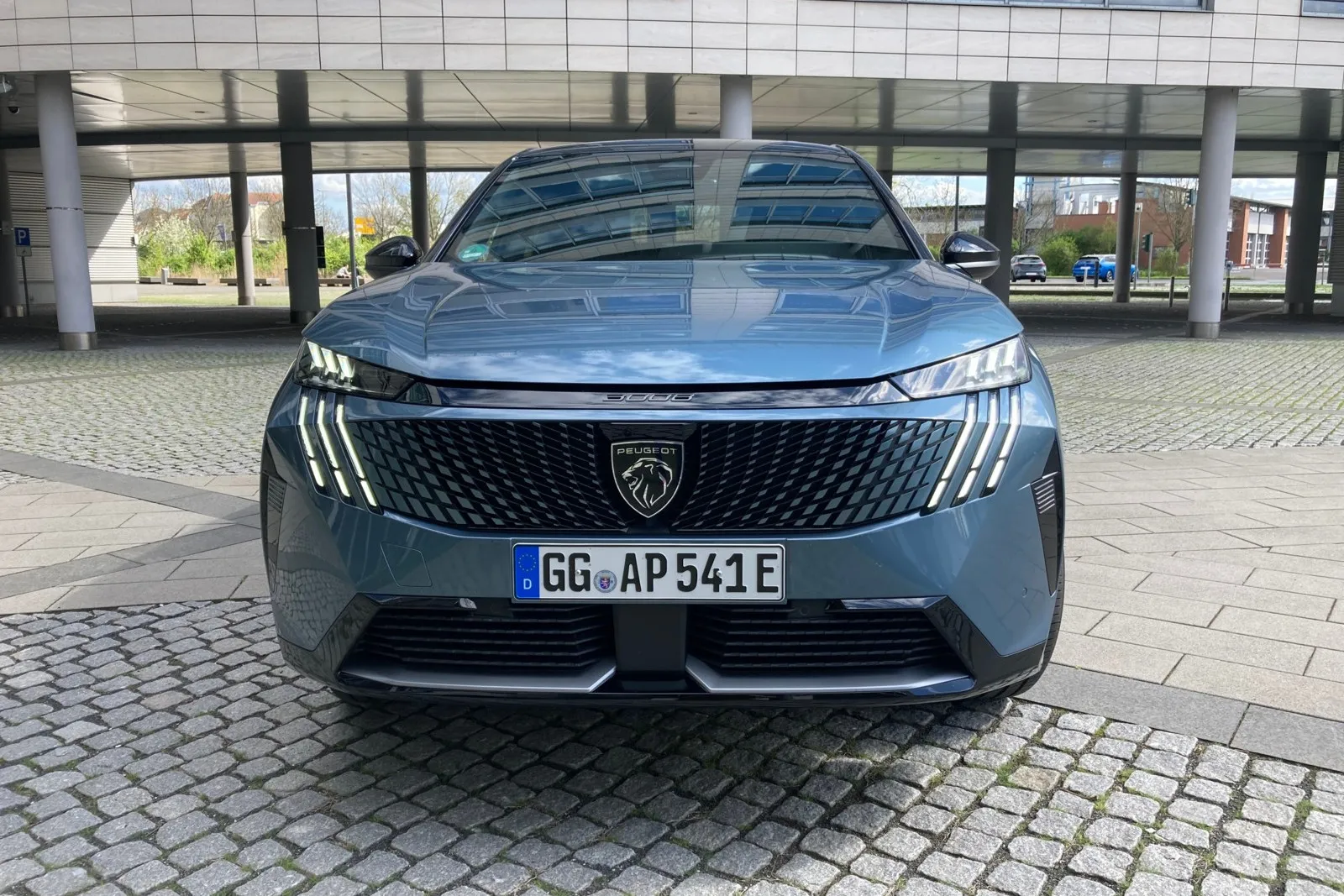 Markantes Markengesicht: Peugeots neuer Vorzeigestromer E-3008.