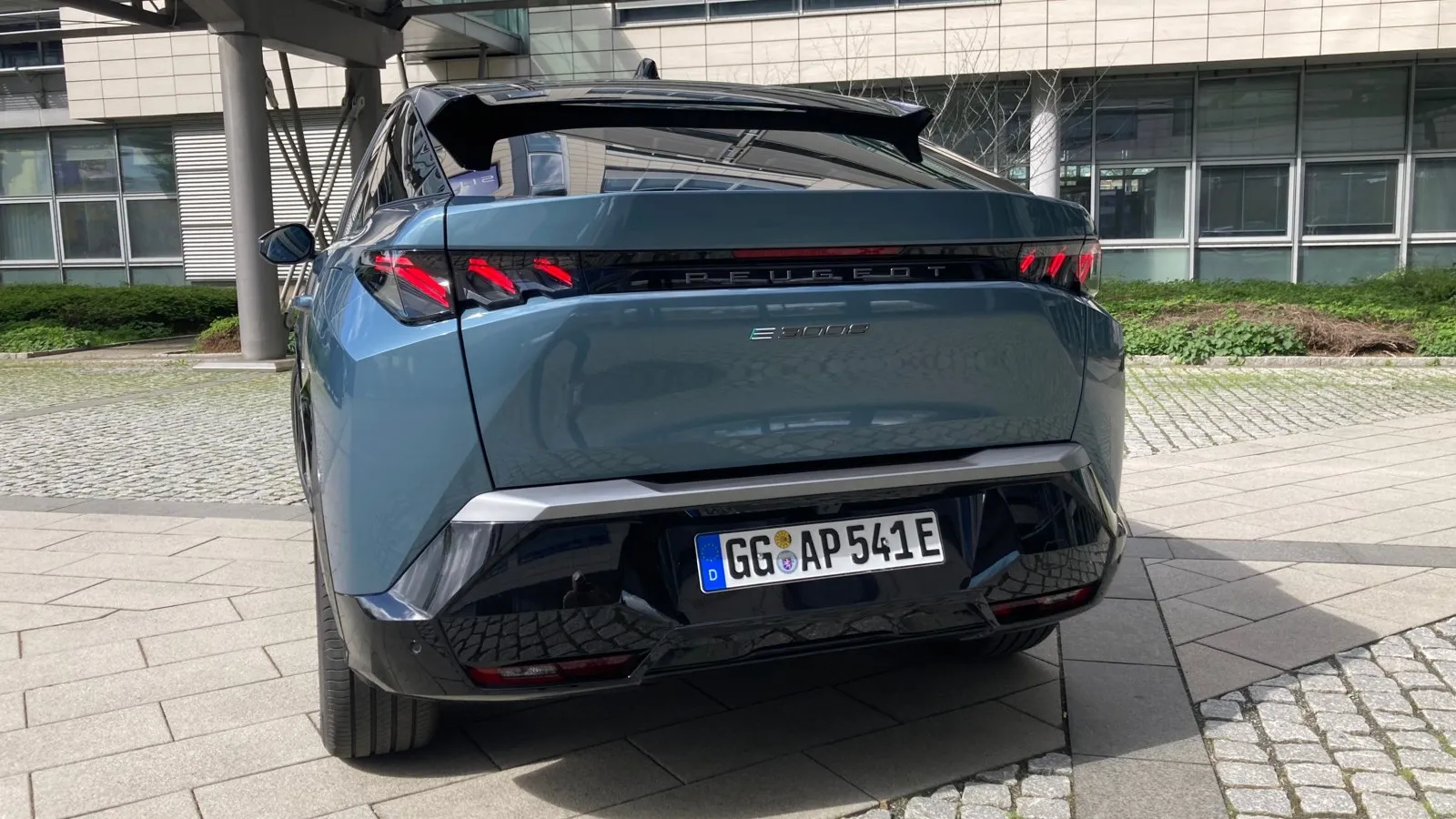 Knackiges Heck: die gedungene Fastback-Silhouette verleiht dem E-3008 auch in der Rückansicht einen markanten Look .