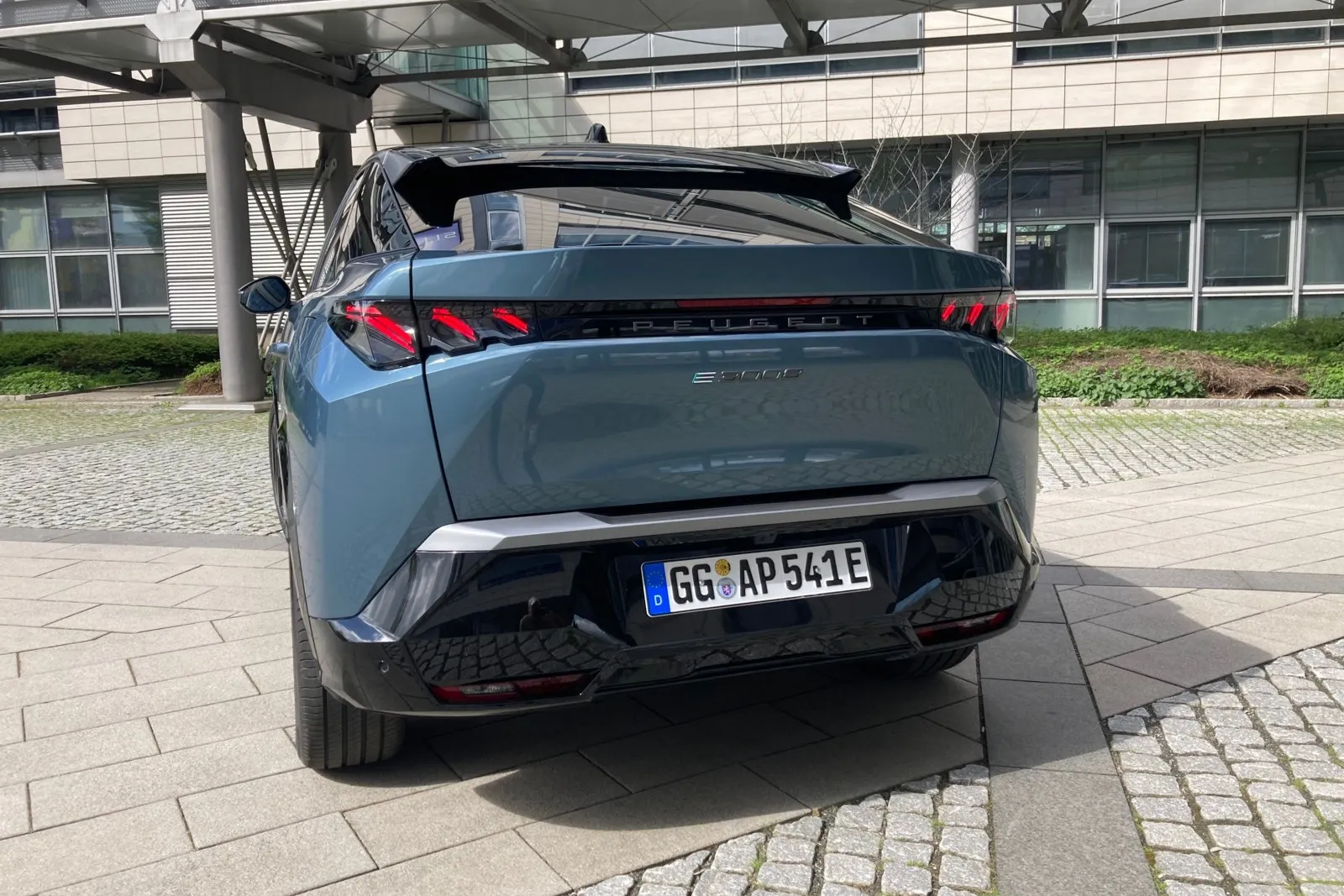 Knackiges Heck: die gedungene Fastback-Silhouette verleiht dem E-3008 auch in der Rückansicht einen markanten Look .