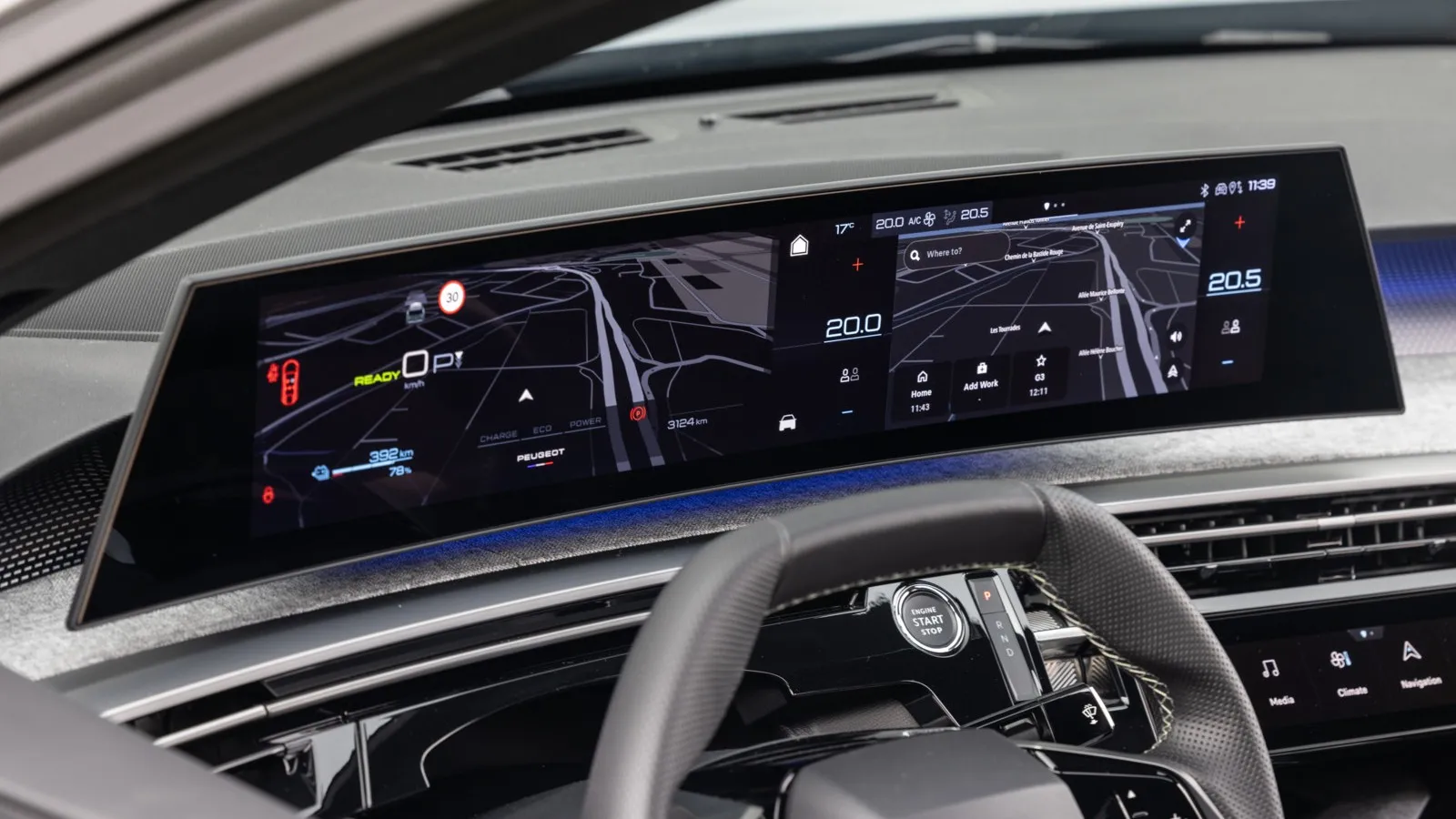 Der neue E-3008 ist das erste Modell mit neuem Panorama-i-Cockpit. Der 21-Zoll-HD-Curved-Display (53,3 cm) integriert das digitale Kombiinstrument und den großen zentralen Touchscreen. Die LED-Ambientebeleuchtung kann in acht Farben gestaltet werden.