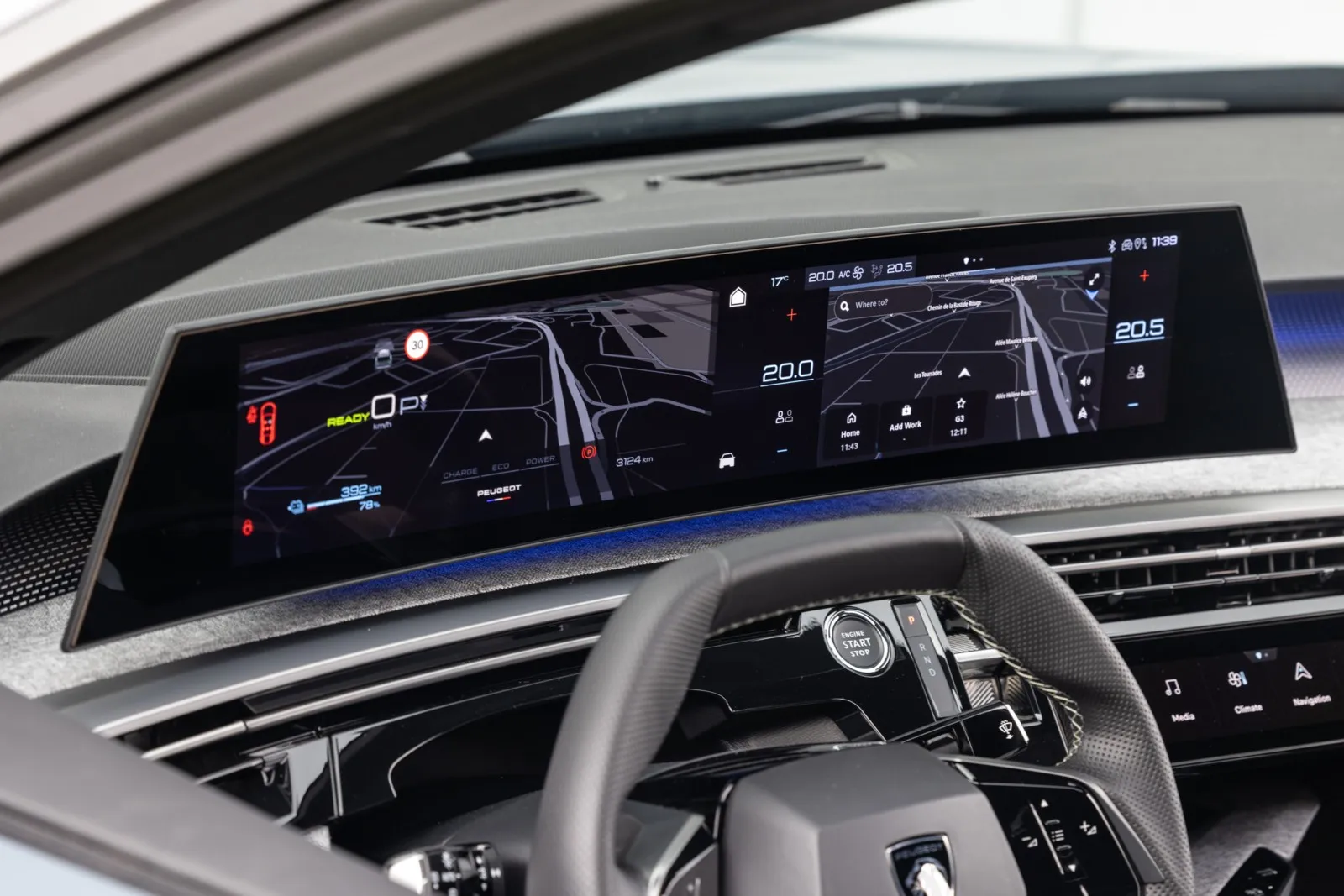 Der neue E-3008 ist das erste Modell mit neuem Panorama-i-Cockpit. Der 21-Zoll-HD-Curved-Display (53,3 cm) integriert das digitale Kombiinstrument und den großen zentralen Touchscreen. Die LED-Ambientebeleuchtung kann in acht Farben gestaltet werden.