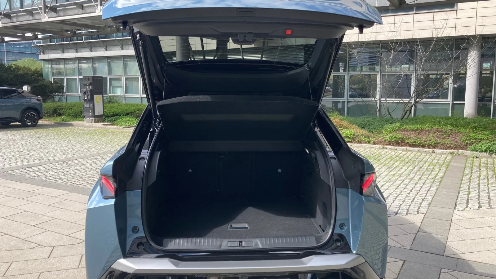 Das SUV-Coupé bietet trotz filigraner Proportionen Platz für fünf Passagiere und ordentlich Gepäck (520­–1.480 Liter) .