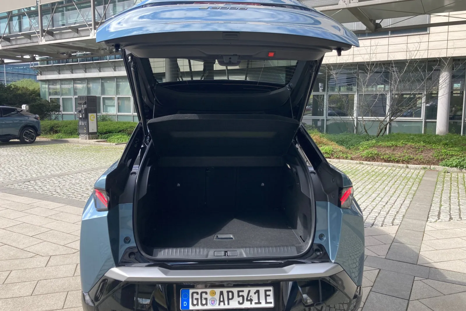 Das SUV-Coupé bietet trotz filigraner Proportionen Platz für fünf Passagiere und ordentlich Gepäck (520­–1.480 Liter) .