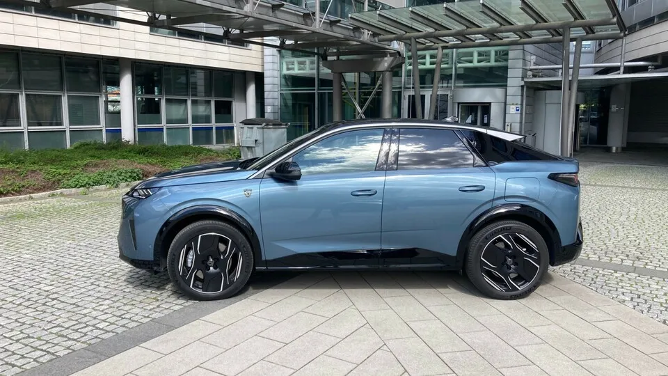Stylisches Design: Der Peugeot E-3008 ist der Sieger des Red Dot Design Award 2024.