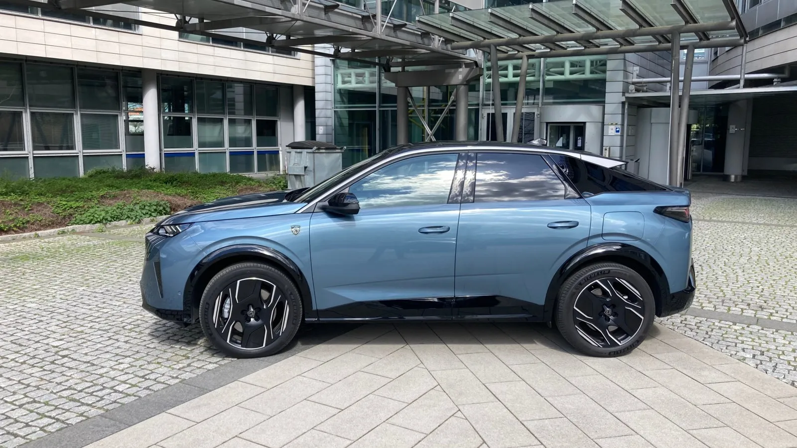 Das stylische Design steht vor allem auch im Dienste der Effizienz. Verbrauch (kWh/100 km) nach WLTP komb.: 17,7–16,8 kWh; CO2: 0 g/km.