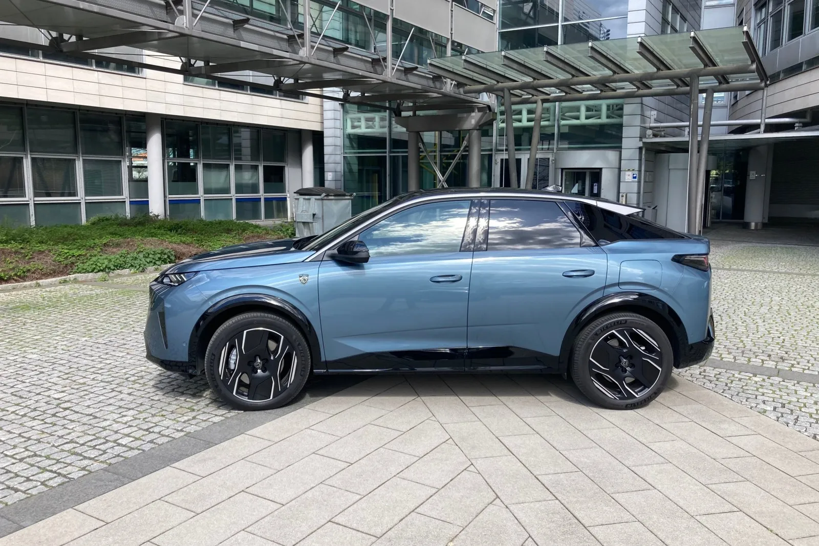 Das stylische Design steht vor allem auch im Dienste der Effizienz. Verbrauch (kWh/100 km) nach WLTP komb.: 17,7–16,8 kWh; CO2: 0 g/km.