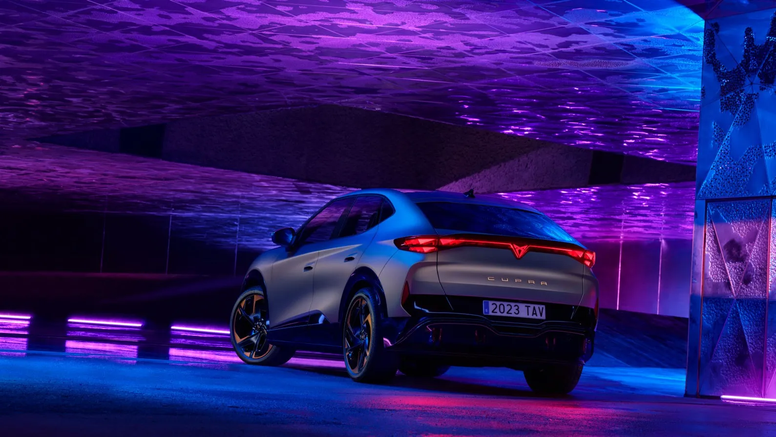 Abfallendes Dach, trotzdem 540 Liter Kofferraumvolumen im Normalzustand: Der Cupra Tavascan soll auch im Alltag überzeugen.