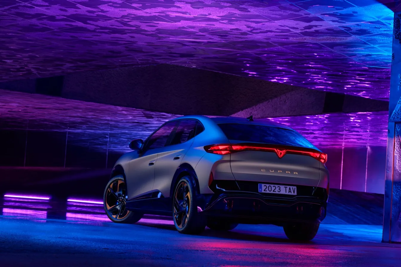 Abfallendes Dach, trotzdem 540 Liter Kofferraumvolumen im Normalzustand: Der Cupra Tavascan soll auch im Alltag überzeugen.