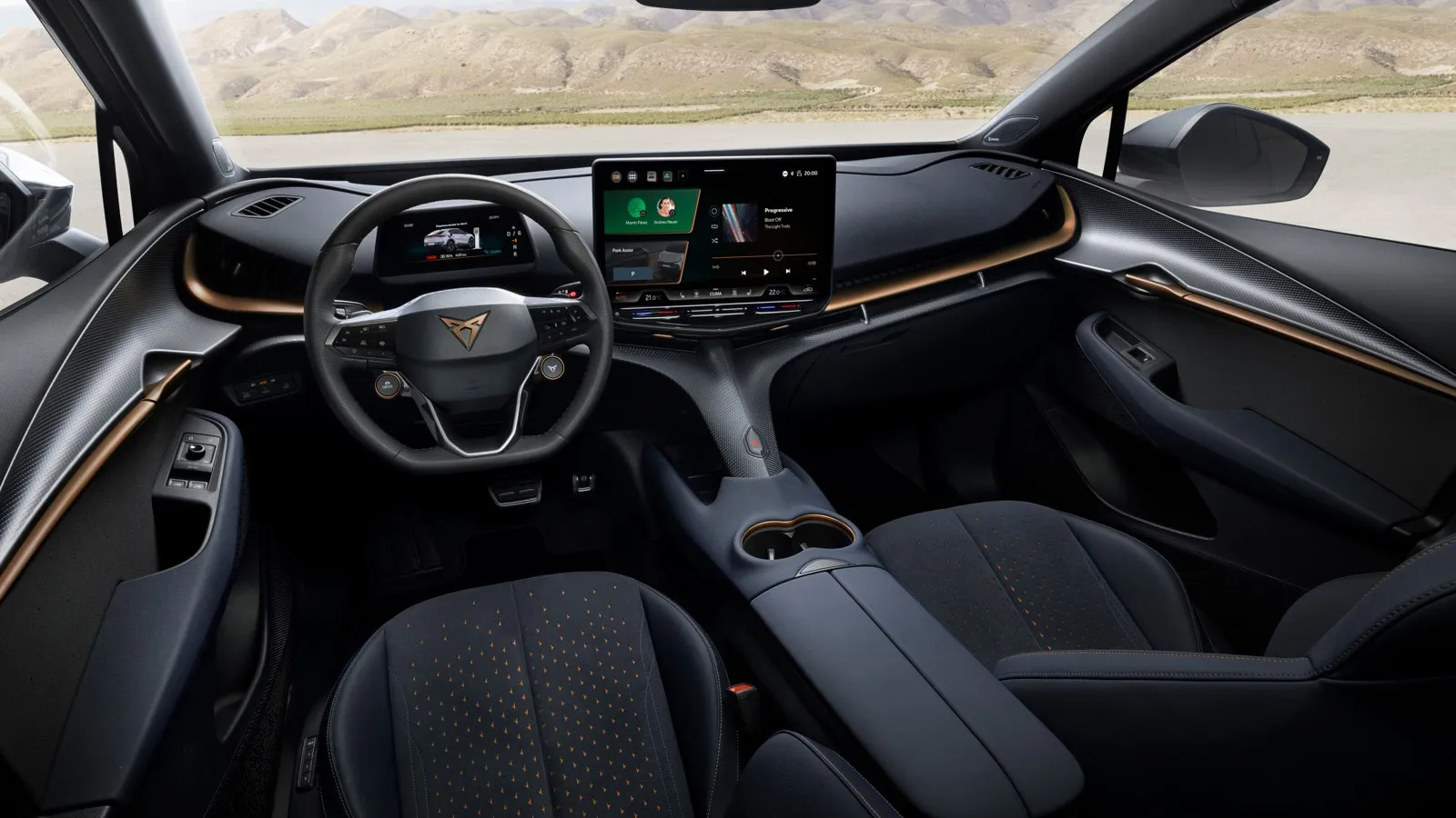 Innen gibt’s ein digitales Cockpit, ein 15 Zoll Infotainment-Bildschirm und Sportschalensitze.