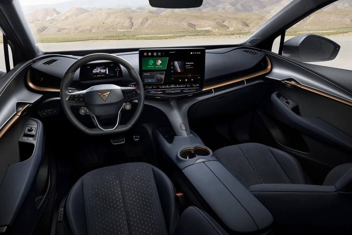 Innen gibt’s ein digitales Cockpit, ein 15 Zoll Infotainment-Bildschirm und Sportschalensitze.