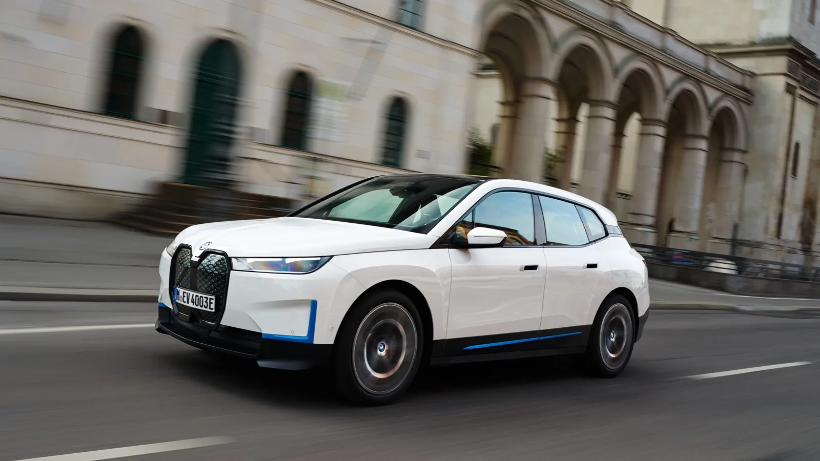 BMW iX xDrive 40: Mit 1.550 Euro für das prägnante Elektro-SUV aus Bayern machen die Wartungskosten ab Platz sechs einen deutlichen Sprung nach oben.