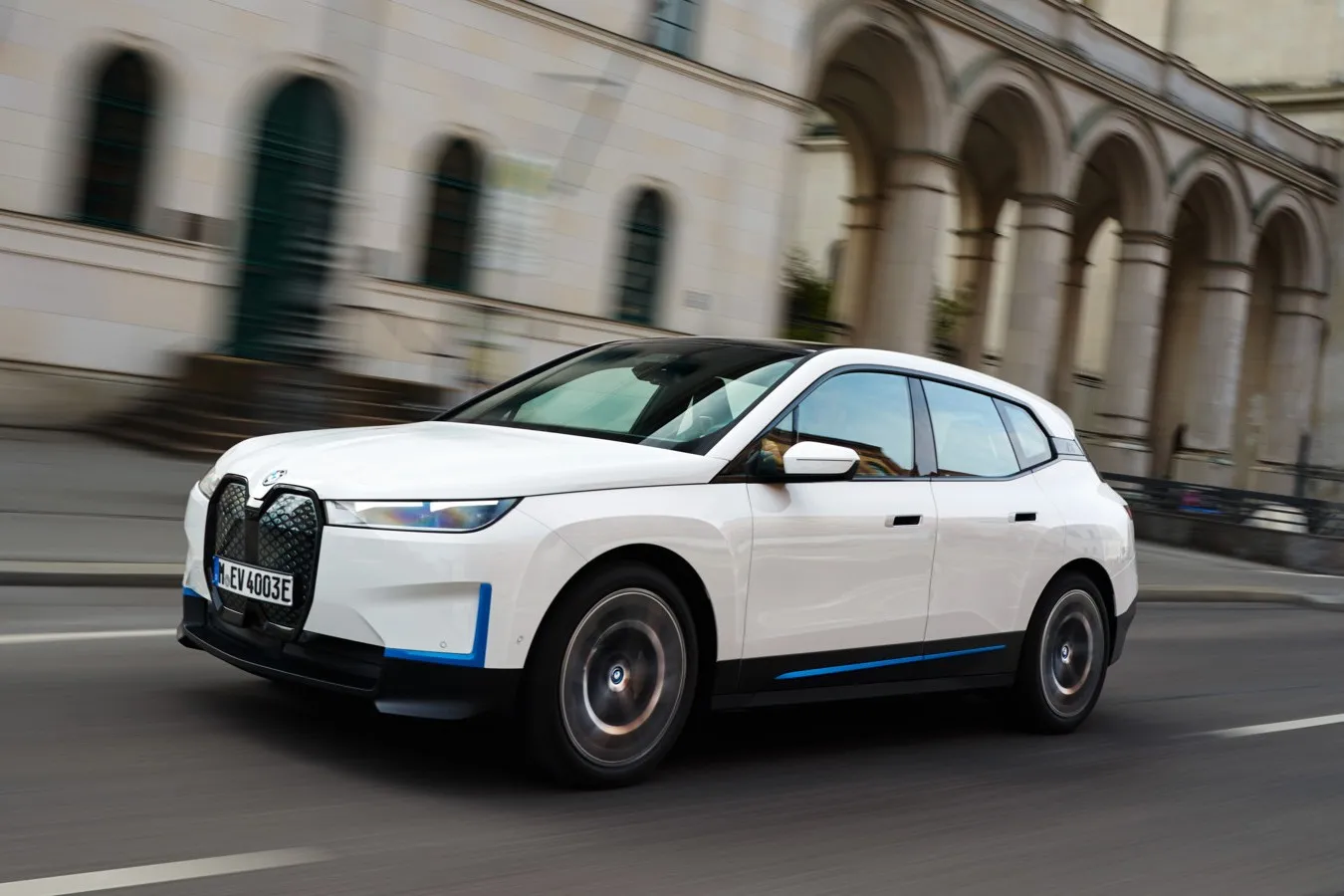 BMW iX xDrive 40: Mit 1.550 Euro für das prägnante Elektro-SUV aus Bayern machen die Wartungskosten ab Platz sechs einen deutlichen Sprung nach oben.