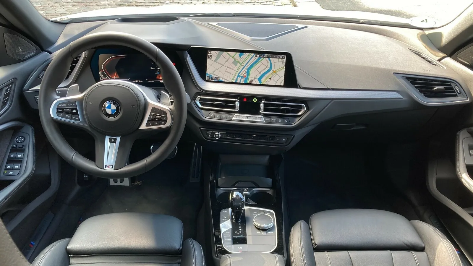 Bis auf das Basismodell 216d sind 10,25-Zoll-Digitalinstrumente und -Touchscreen im 2er Gran Coupé immer mit an Bord.
