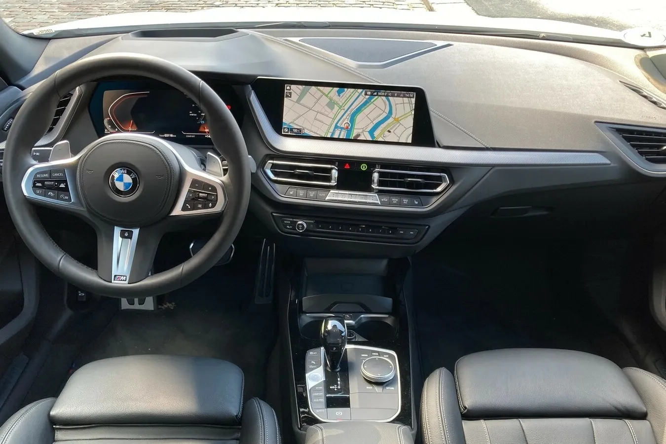 Bis auf das Basismodell 216d sind 10,25-Zoll-Digitalinstrumente und -Touchscreen im 2er Gran Coupé immer mit an Bord.