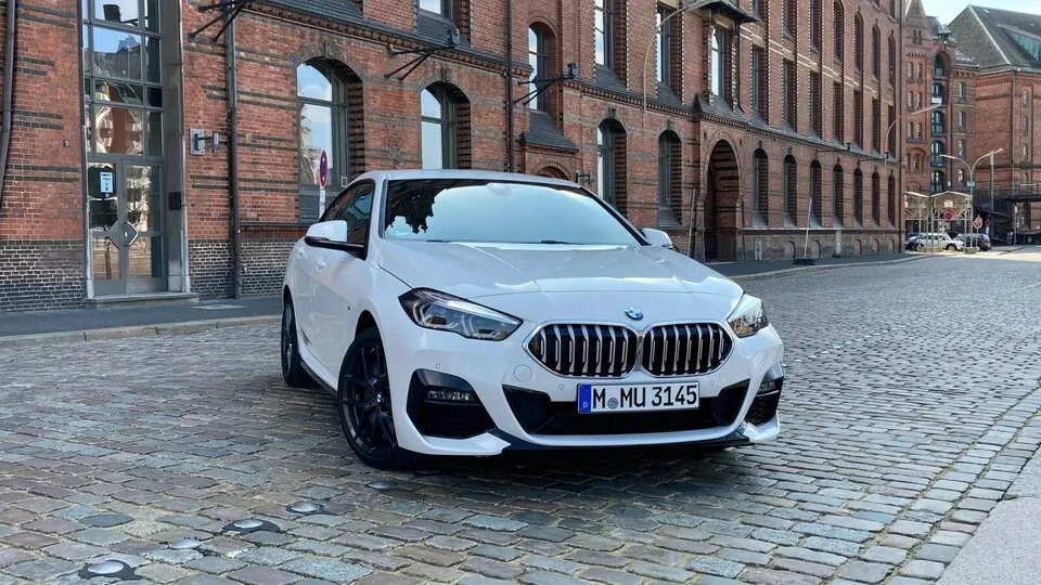 Mit der kantig geformten Niere kommt das 2er Gran Coupé als typischer BMW daher.