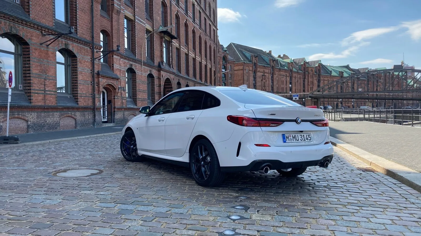Auch das Heck nimmt mit den schmalen Rückleuchten die aktuelle BMW-Linie auf.