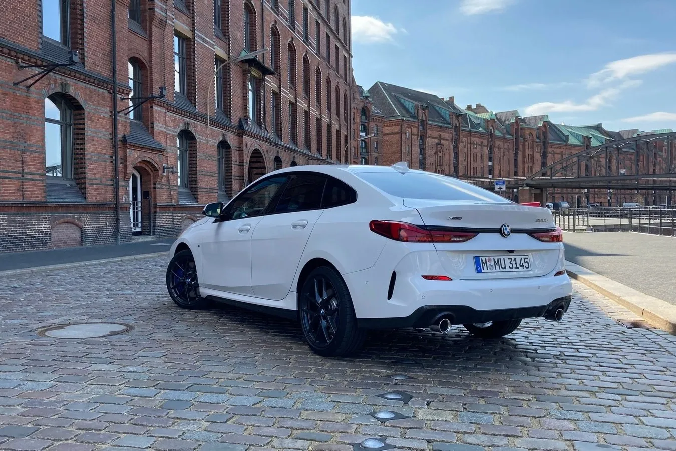 Auch das Heck nimmt mit den schmalen Rückleuchten die aktuelle BMW-Linie auf.