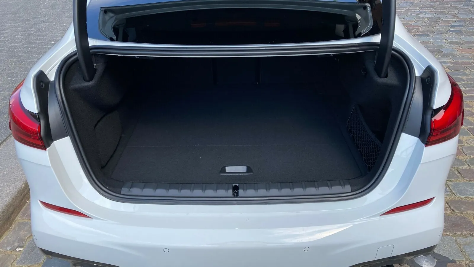 430 Liter großer Kofferraum, aber kleine Öffnung. Anders als im 4er Gran Coupé gibt es keine große Heckklappe.