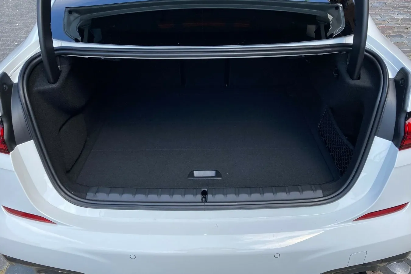 430 Liter großer Kofferraum, aber kleine Öffnung. Anders als im 4er Gran Coupé gibt es keine große Heckklappe.