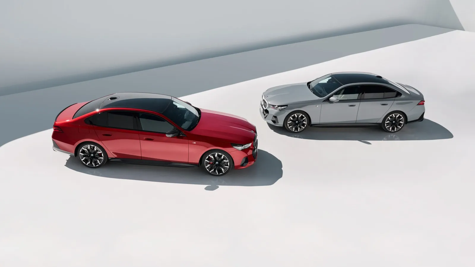 BMW zeigt den neuen 5er, der auch als elektrischer i5 sowie wieder als Limousine und Kombi vorfahren wird.