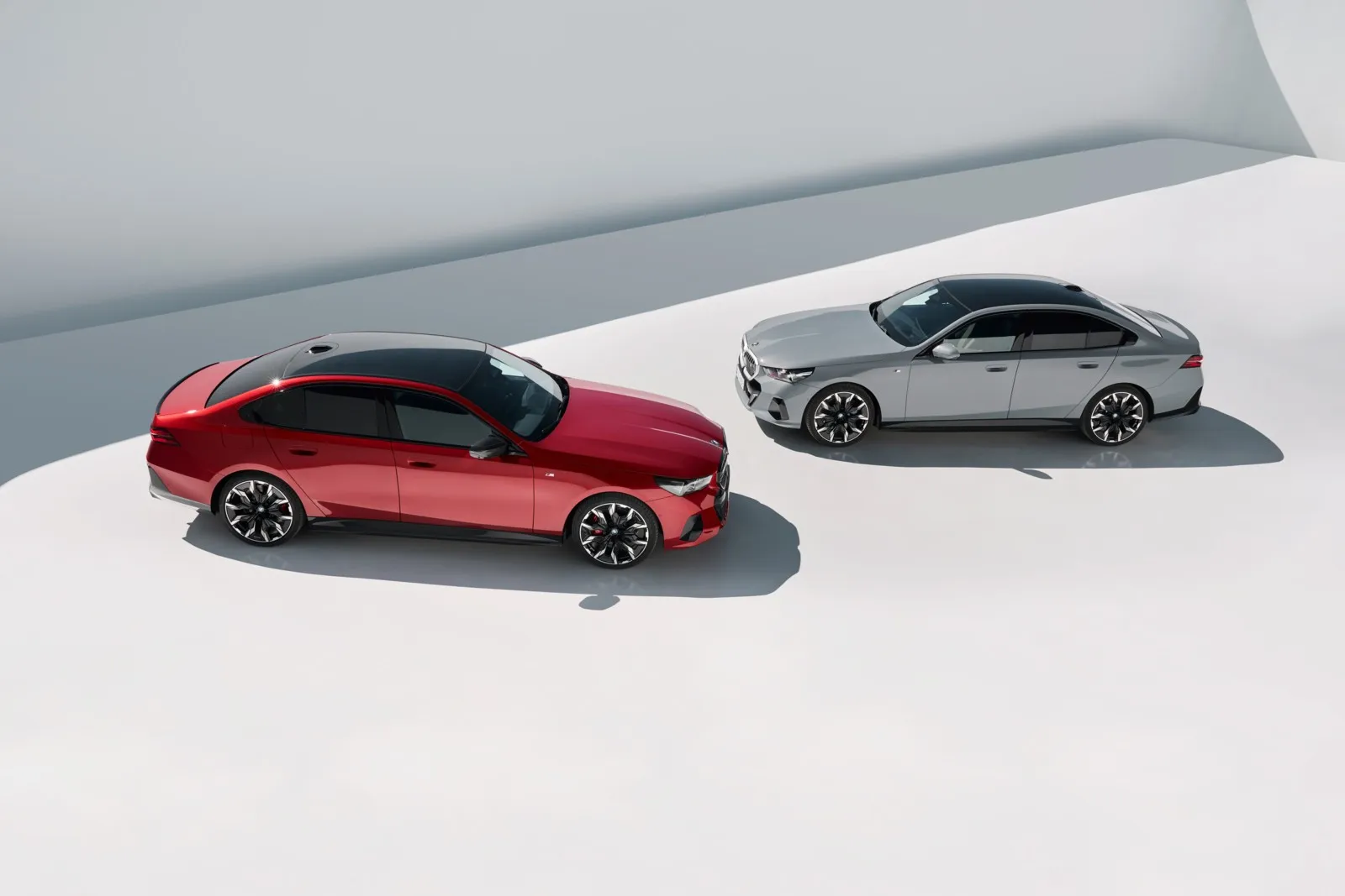 BMW zeigt den neuen 5er, der auch als elektrischer i5 sowie wieder als Limousine und Kombi vorfahren wird.