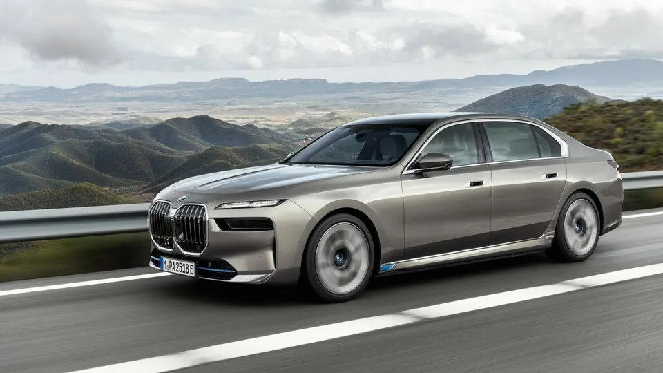 Fast 5,40 Meter misst der neue BMW 7er, eine Kurzversion gibt es nicht mehr. Neu ist auch die vollelektrische Variante i7.