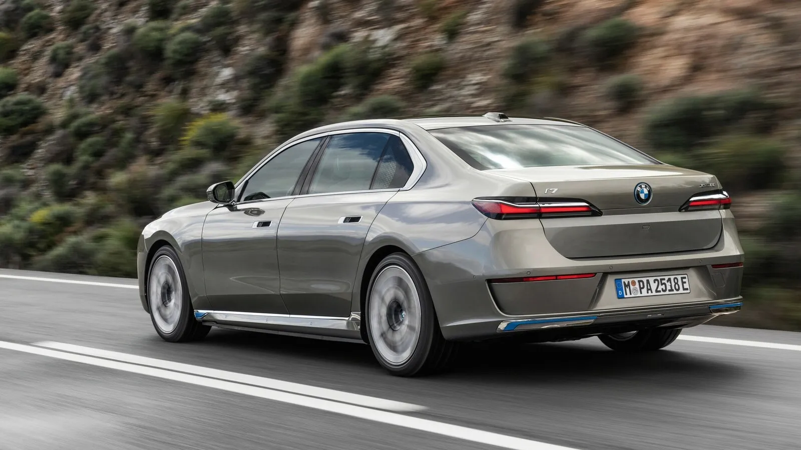 Am Heck des neuen großen BMW dominieren schmale Rückleuchten, an den Türen bündig eingelassene Griffe.