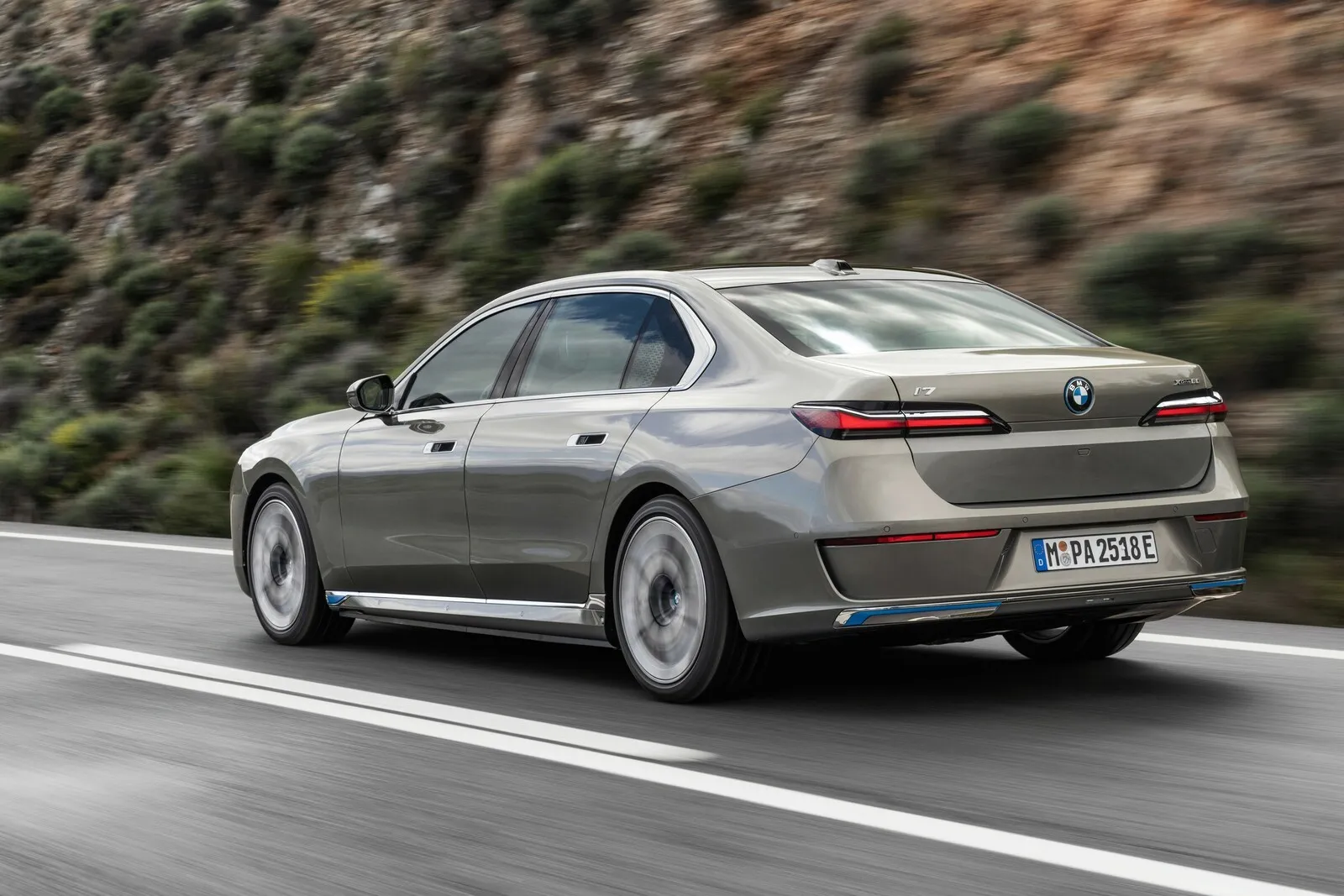 Am Heck des neuen großen BMW dominieren schmale Rückleuchten, an den Türen bündig eingelassene Griffe.