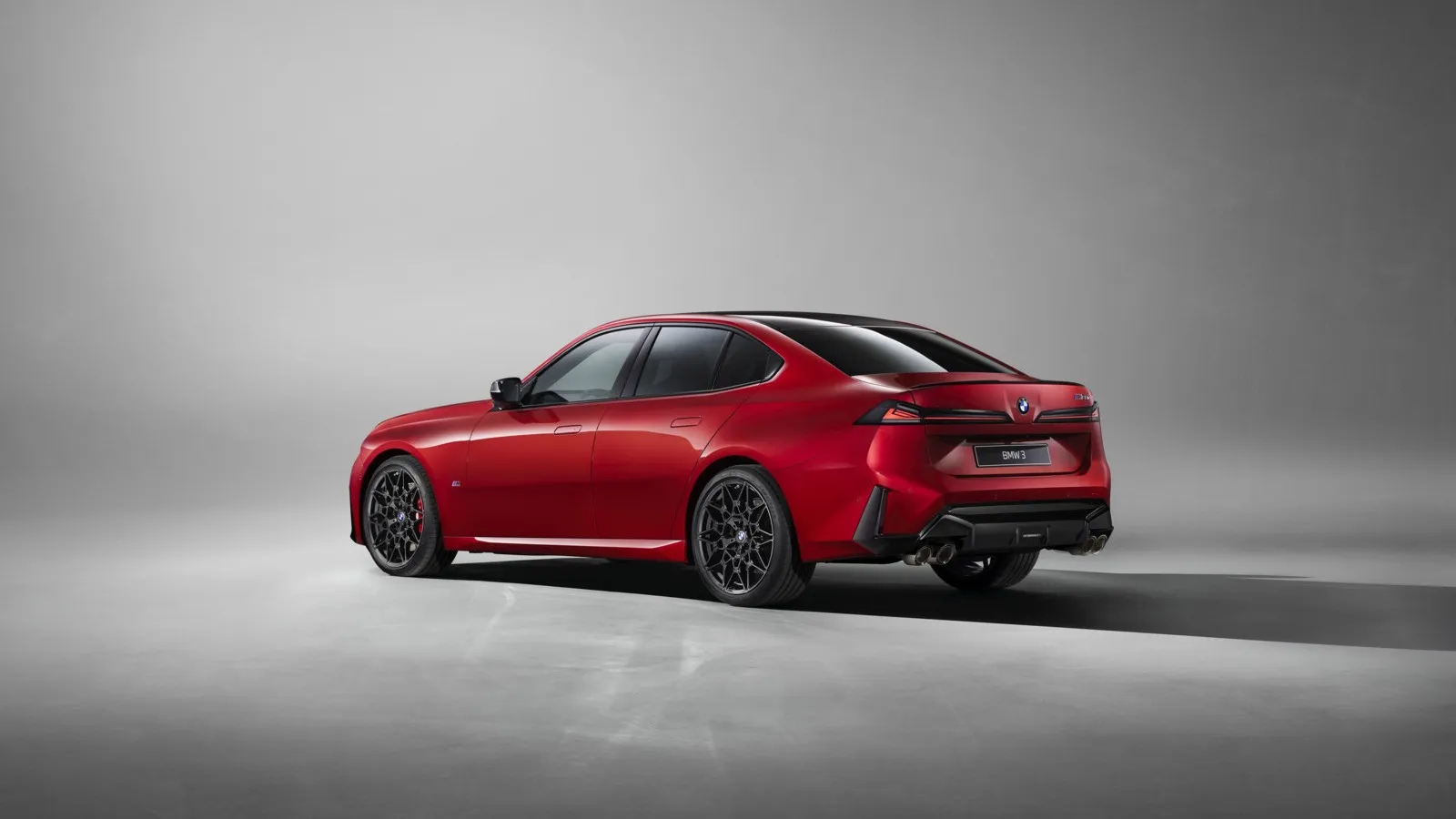 Beim neuen BMW 3er betonen die geschwungene C-Säule und das große Heckfenster die coupéartige Dachlinie.