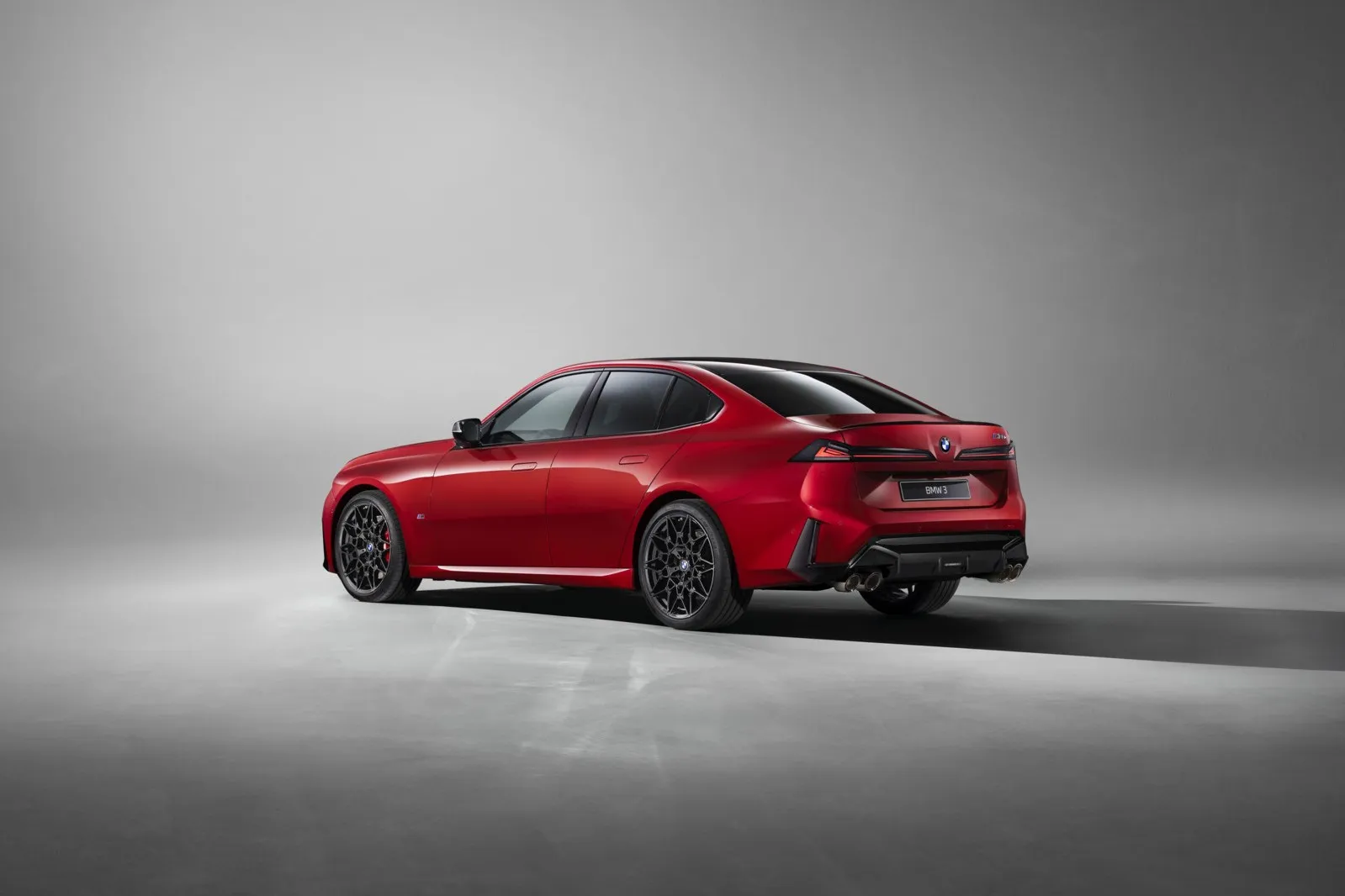 Beim neuen BMW 3er betonen die geschwungene C-Säule und das große Heckfenster die coupéartige Dachlinie.