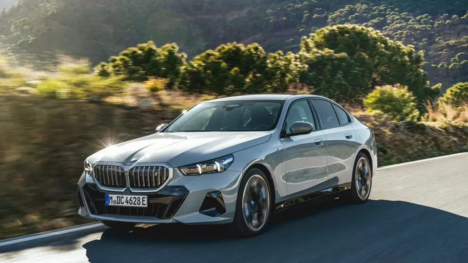 BMW legt eine neue Generation seiner Business-Limousine Fünfer auf.