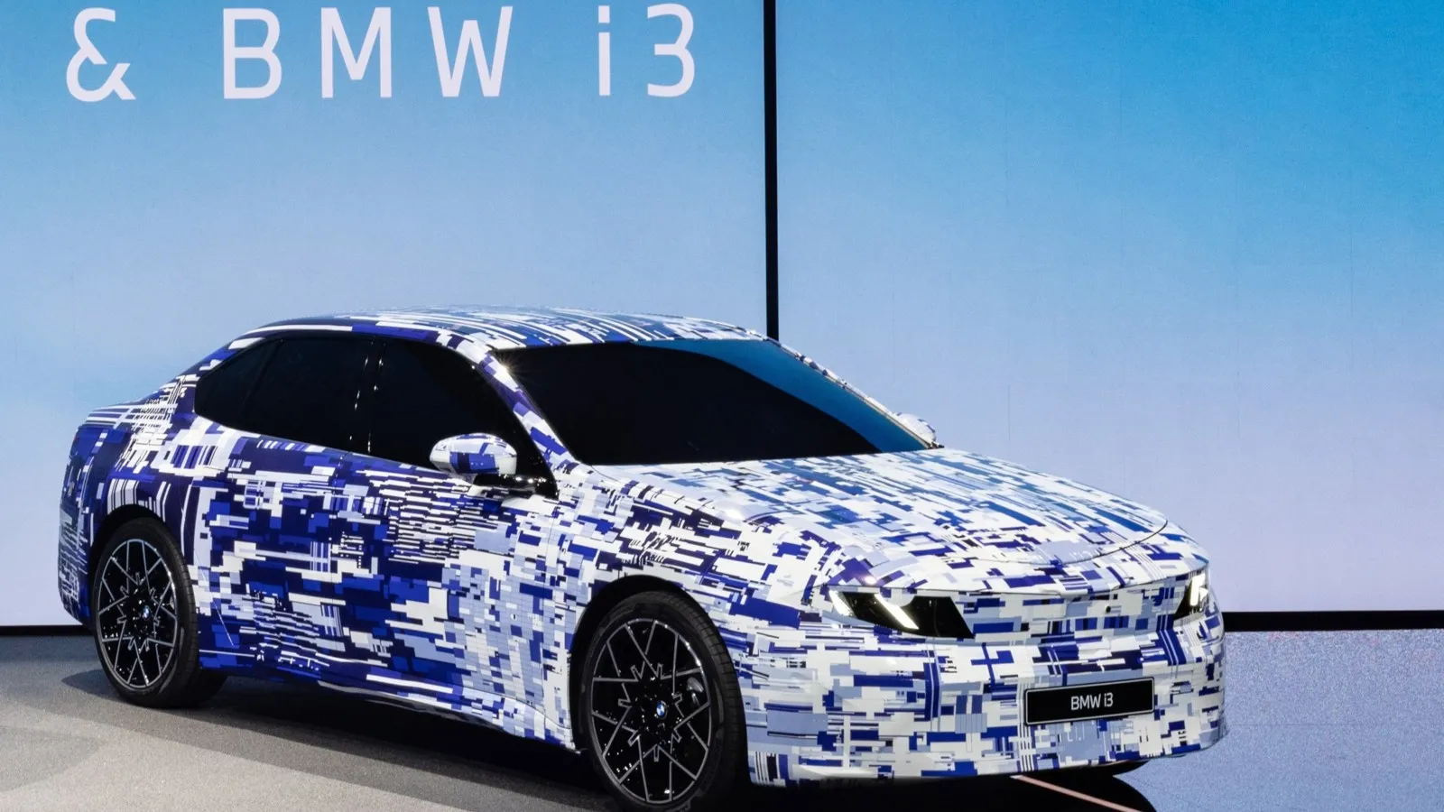 Auf der Premiere des neuen iX3 hat BMW auch den noch leicht getarnten i3 vorgestellt.