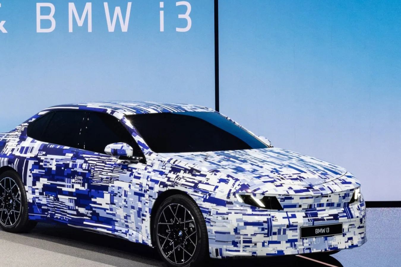 Auf der Premiere des neuen iX3 hat BMW auch den noch leicht getarnten i3 vorgestellt.
