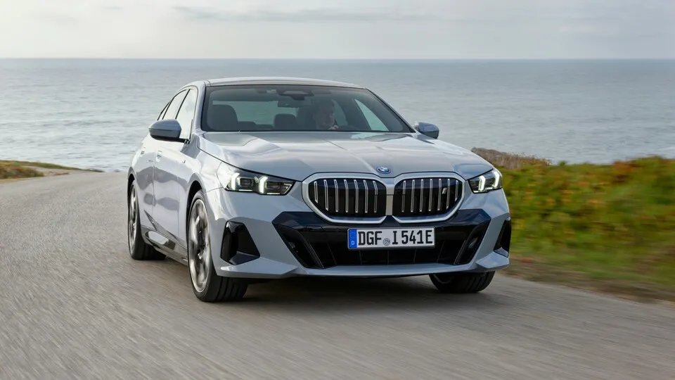 Wartungskostenvergleich obere Mittelklasse: Mit dem BMW i5 eDrive steht eine Elektro-Limousine ganz oben auf dem Treppchen.