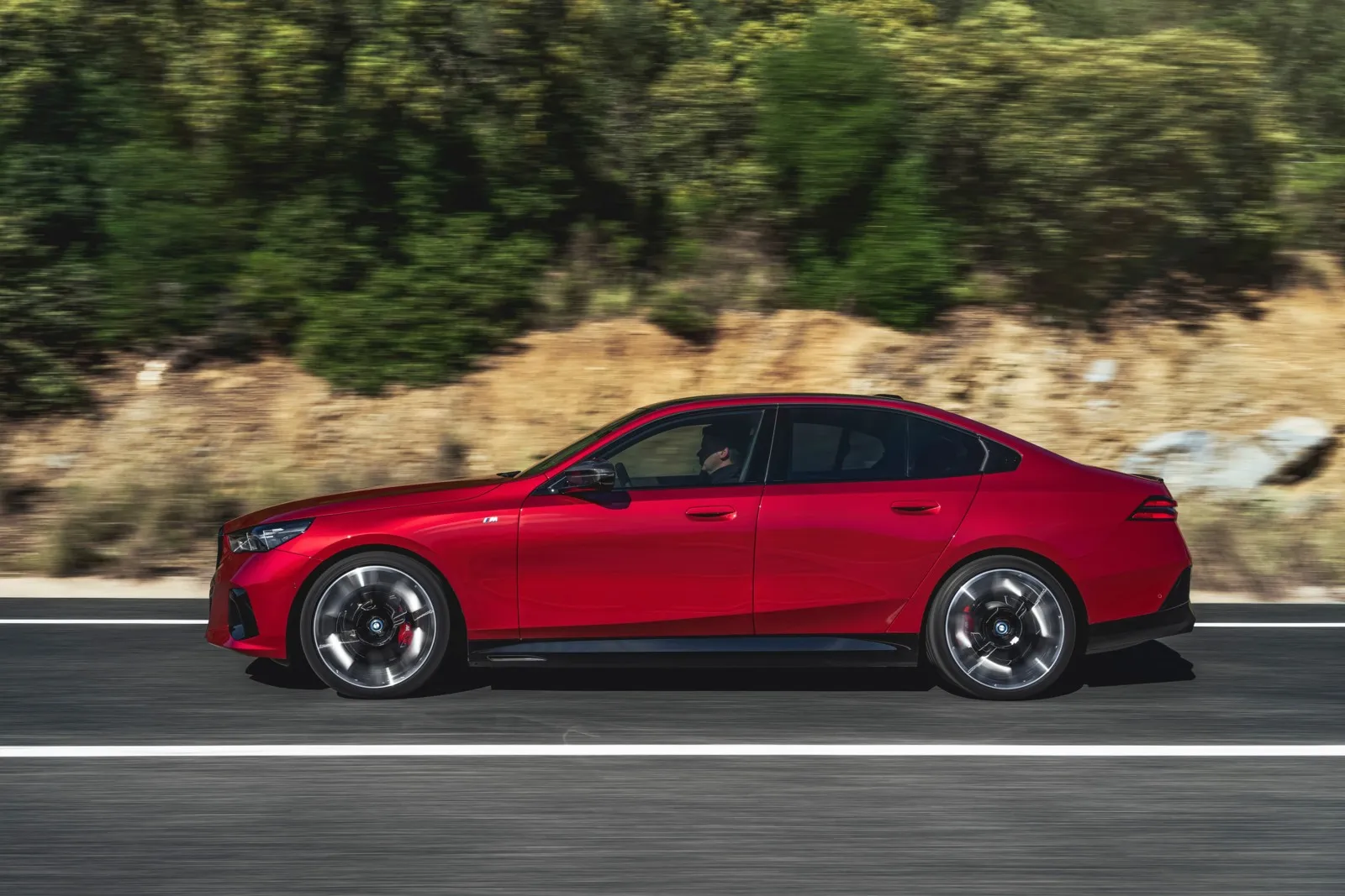 BMW 520i (Bild: BMW i5 M60 xDrive): 2.041 Euro müssen Fuhrparkverantwortliche für die Wartung des Benziners aus Bayern ausgeben, knapp 600 Euro mehr als für den elektrischen i5 an der Spitze des Rankings.